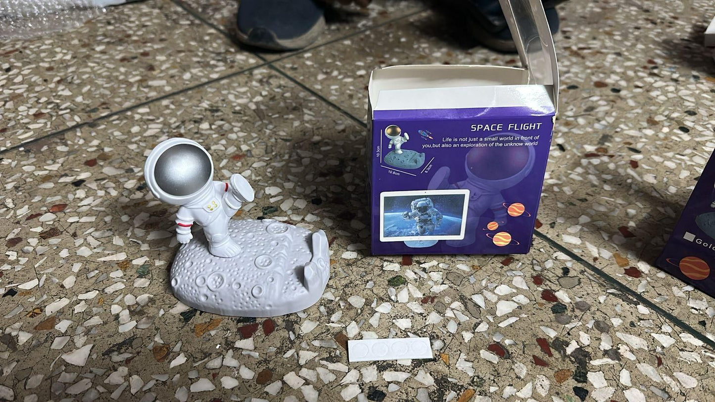 Nordic Style Astronaut Phone Stand Holder | Unique & Sturdy Mobile Stand for Desk